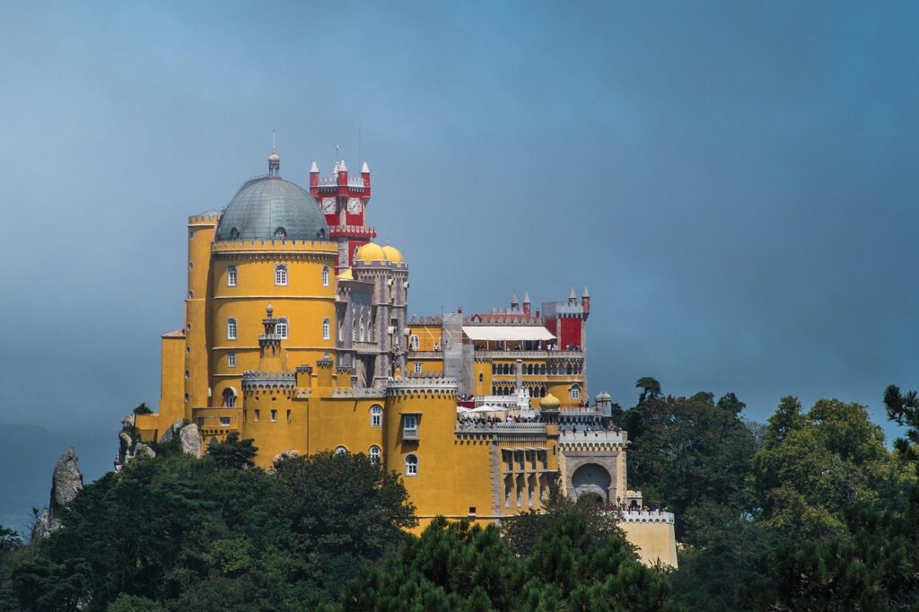 Pena-Palast bei Sonnenuntergang über Sintra