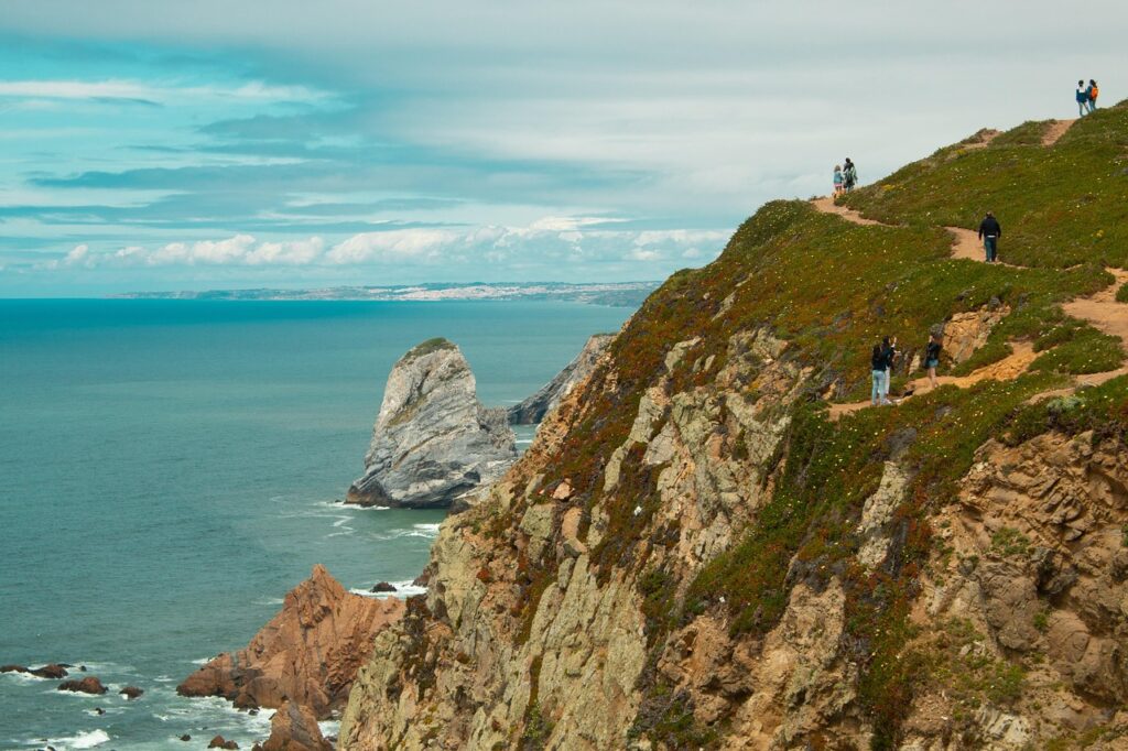 Tramonto a Cabo da Roca visto dalla scogliera con coppia al belvedere