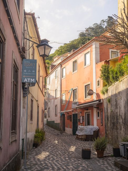 Vicolo ripido e lastricato nel centro storico di Sintra