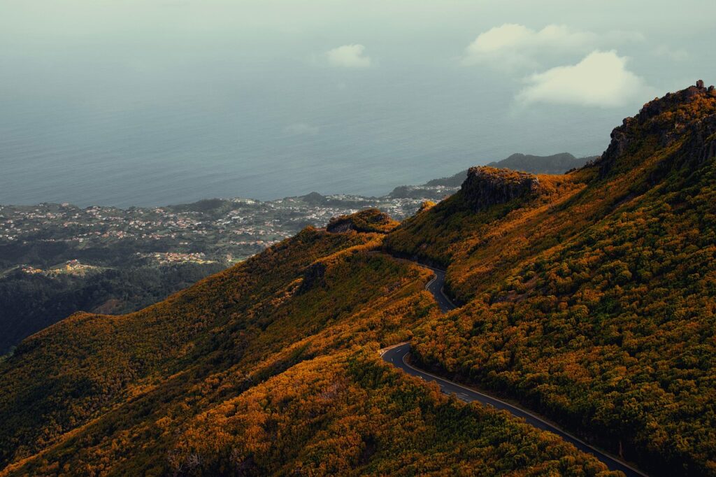 Strada di montagna sinuosa nella Serra de Sintra con vista sulla costa