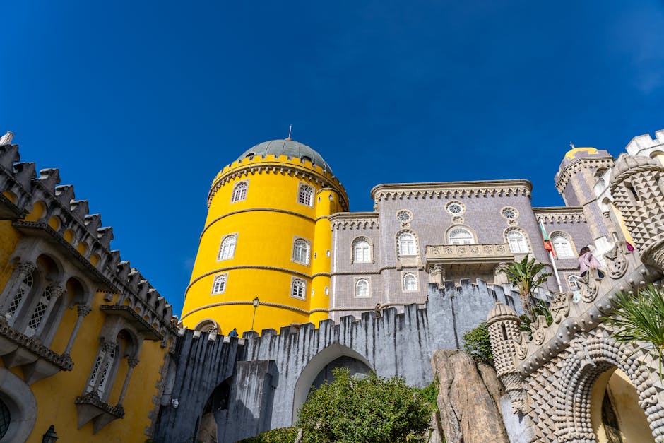Ansicht des farbenfrohen Eingangs des Palácio da Pena