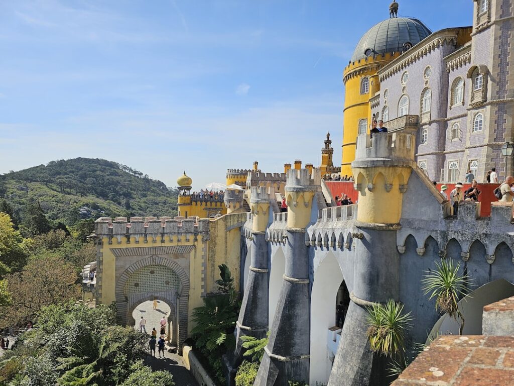 Panoramablick auf den Palácio da Pena mit Besuchern