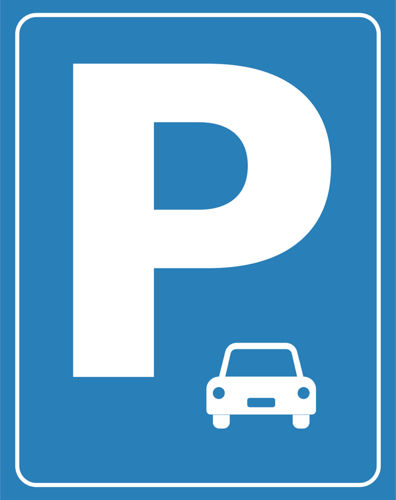 Cartello parcheggio per il Palácio da Pena in una stretta strada di montagna