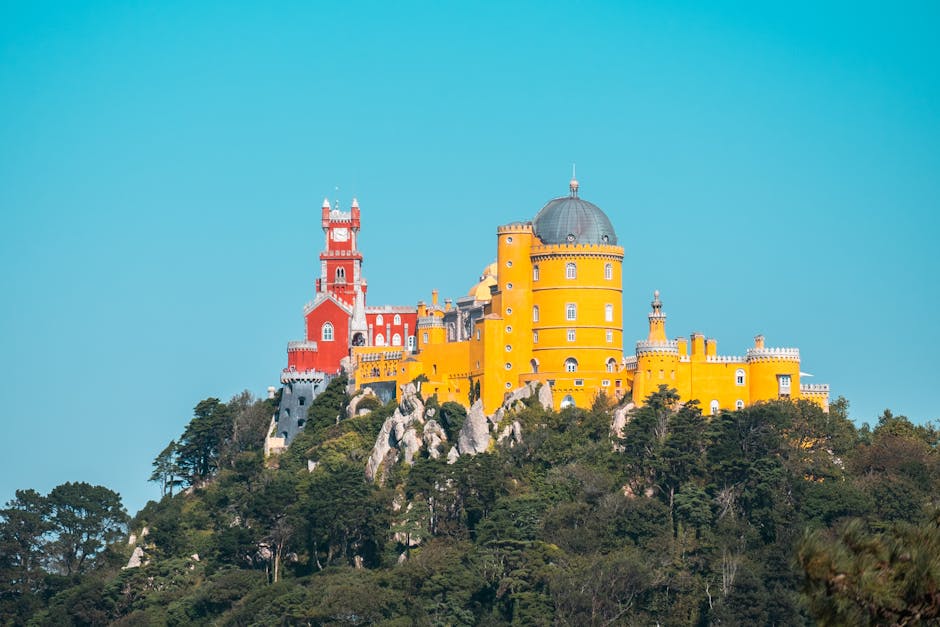Facciata rossa del Palácio da Pena alla mattina vista dalla strada