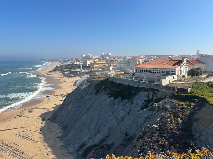Spiaggia di Praia das Maçãs al tramonto e guesthouse locale