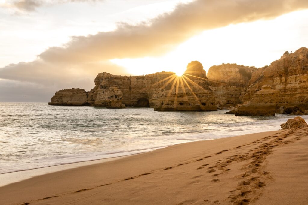 Sonnenuntergang über den Klippen von Praia das Maçãs