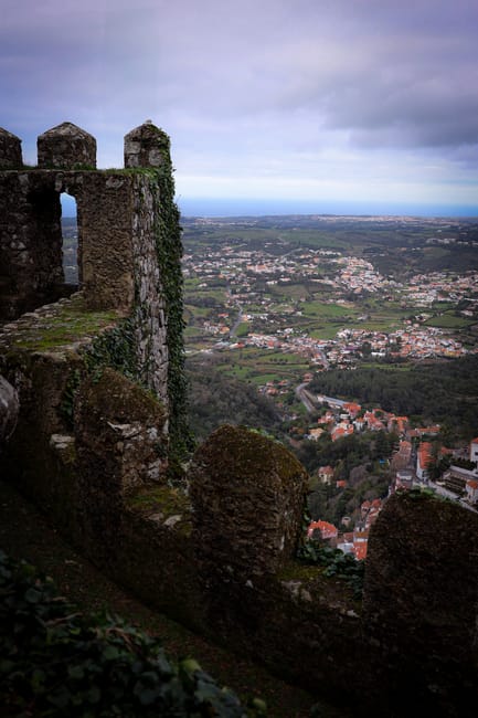 Vista nebbiosa dalle rovine di un castello sulla collina di Sintra