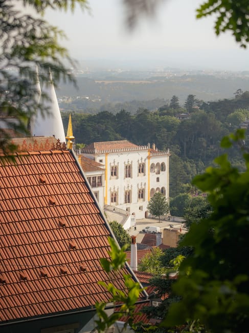 Panoramablick auf Sintra mit roten Dächern und Hügeln am frühen Morgen