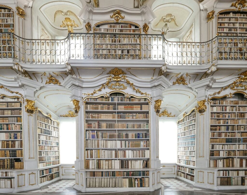 Interno barocco della Biblioteca Joanina con scaffali ornamentali