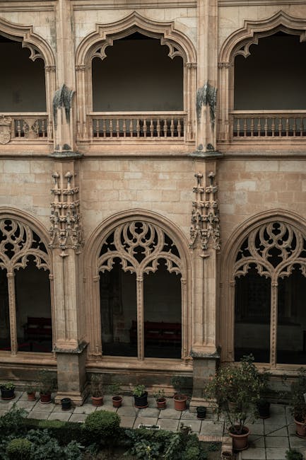 Facciata in pietra della Sé Velha di Coimbra e chiostro