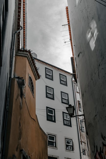 Oude stad van Coimbra met smalle straatjes en tegelhuizen in de ochtend