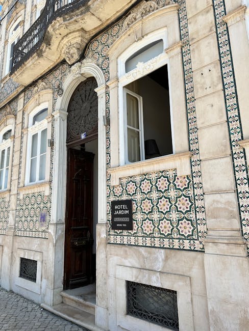 Esterno di una tipica guesthouse a Coimbra su una strada caratteristica