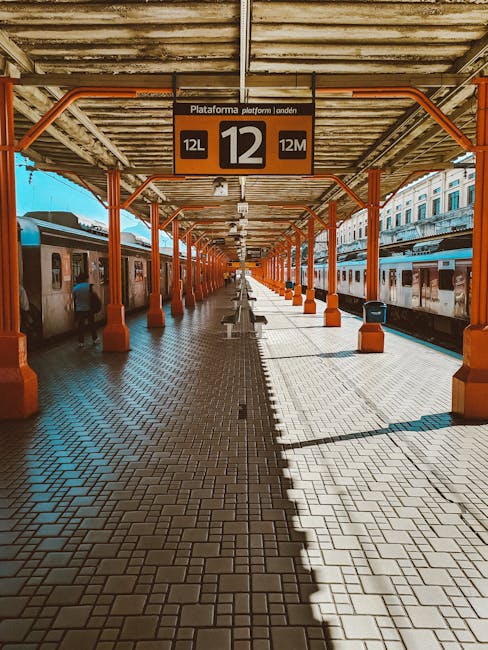 Stazione ferroviaria di Coimbra con piattaforma e treni