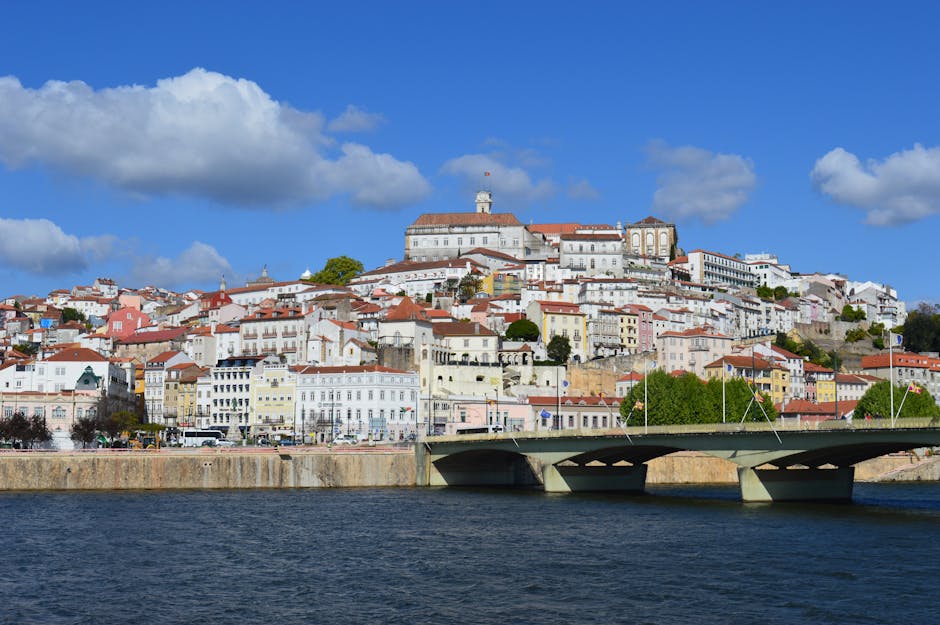 Panorama Coimbry o zachodzie słońca nad rzeką Mondego