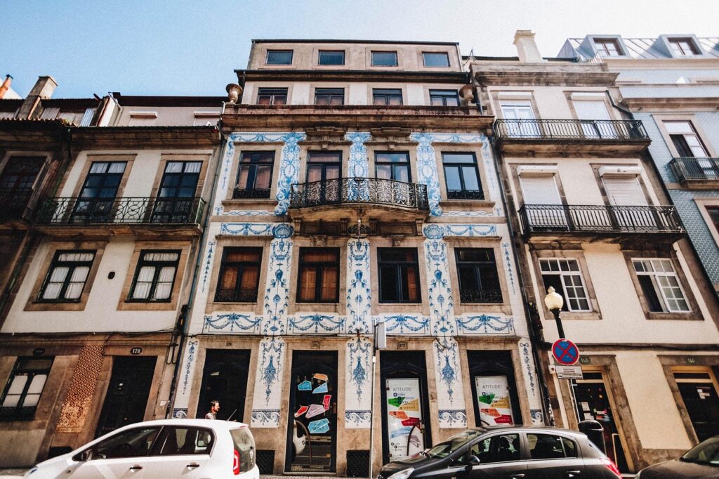 Negozi di souvenir a Coimbra con azulejos colorati