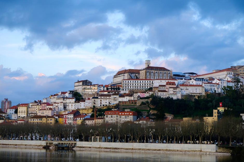 Panorama al tramonto della skyline di Coimbra e dei tetti