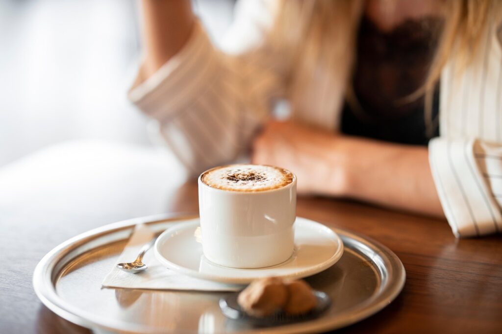 Klein kopje espresso geserveerd in een lokaal café