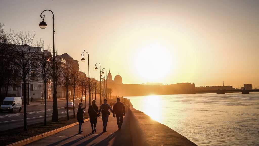Passeggiata al tramonto lungo il fiume Mondego con persone