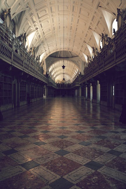 Interieur van de barokke bibliotheek van de universiteit van Coimbra