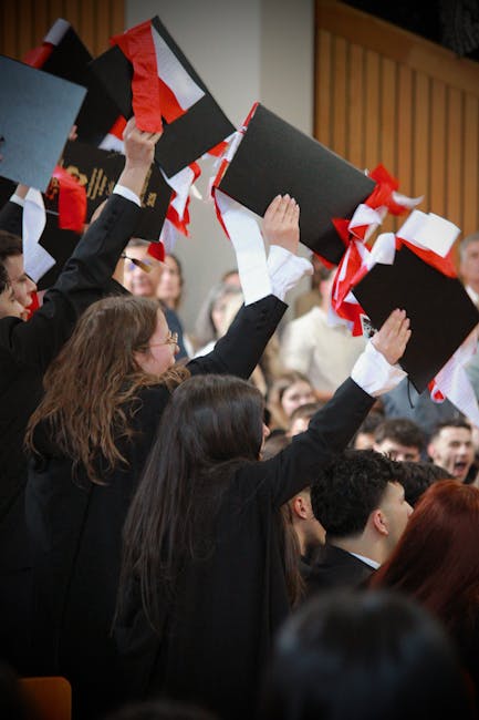 Studenci Uniwersytetu w Coimbrze w togach podczas uroczystości