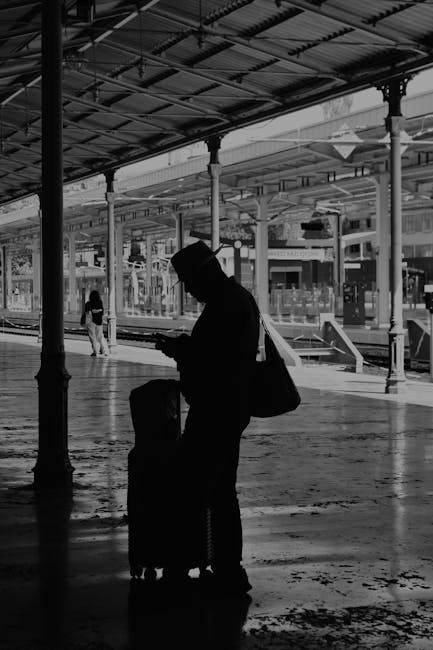 Passagiers bij perron van Estação Coimbra-B met bagage in de avond