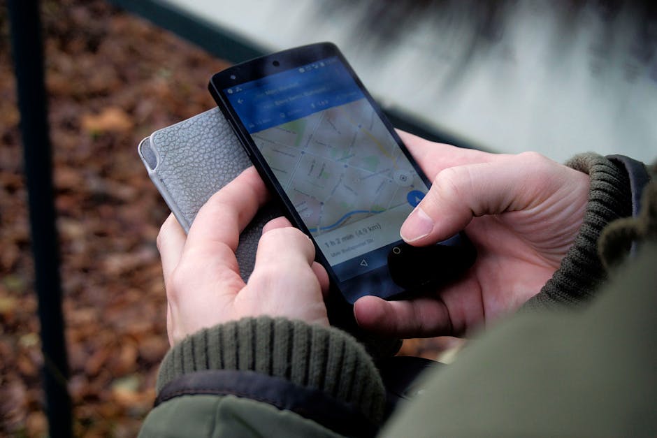 Navigatie op smartphone met route door de oude binnenstad van Coimbra