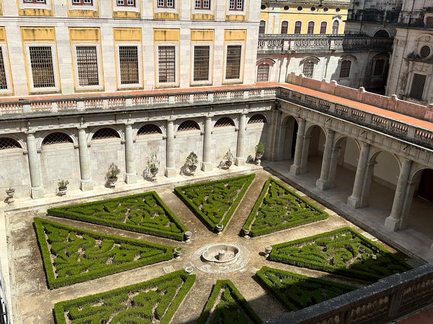 Dziedziniec Museu Nacional de Machado de Castro ze starymi kamiennymi schodami
