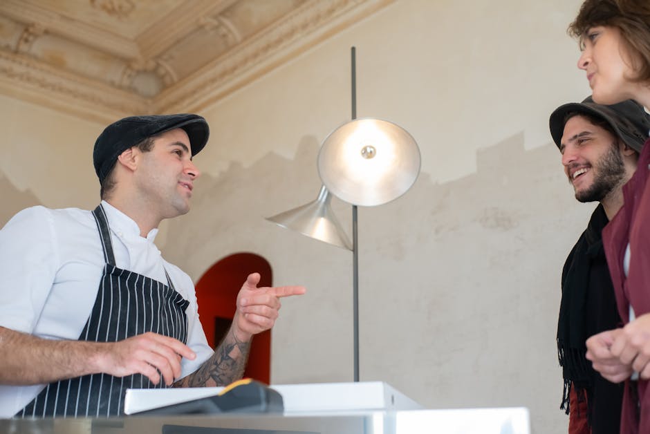 Klant spreekt rustig met restaurantmanager binnen in Coimbra