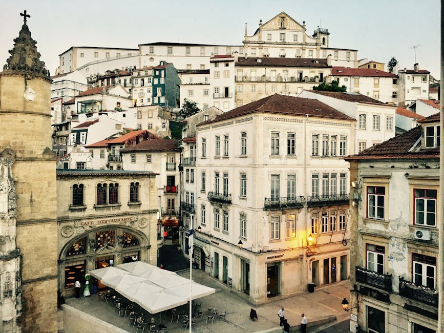 Reiziger lacht na succesvolle afhandeling van een klacht bij een café in Coimbra