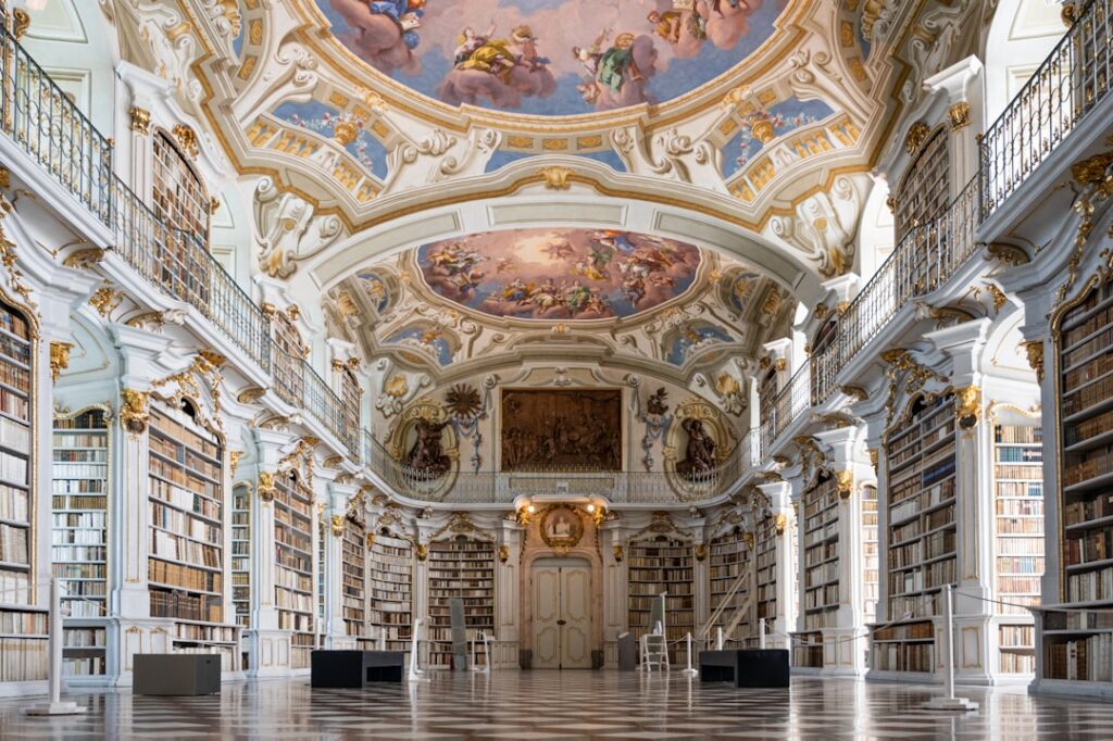 Wnętrze Biblioteca Joanina z ozdobnymi półkami i złotymi detalami