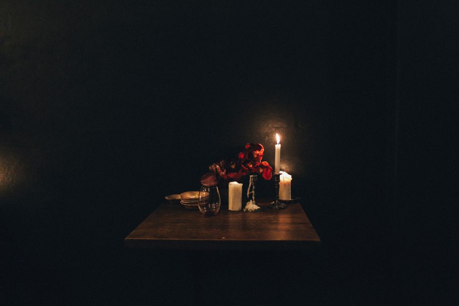 Wokalista fado w kameralnym, przyciemnionym miejscu