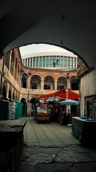 Corte del Koneser con mercato estivo