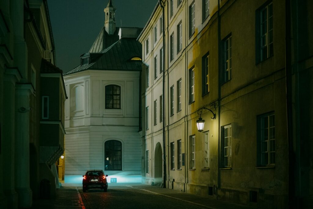 Ulica Starego Miasta nocą, przytulne restauracje