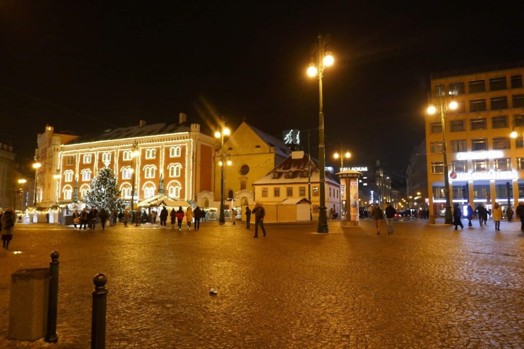 Altstadtmarkt von Warschau bei Abendlicht, Spaziergänger