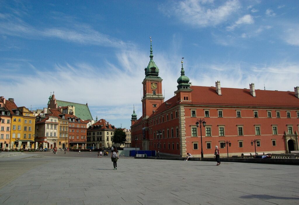 Zamek Królewski i Rynek Starego Miasta o zachodzie słońca