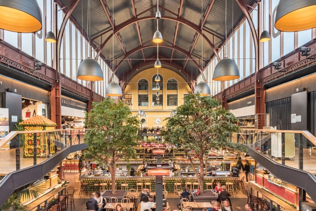 gemeenschappelijke eettafels in een moderne markthal