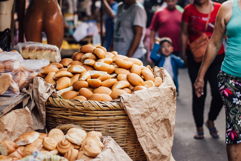 verse broden gebakken door een marktkraam in Koszyki