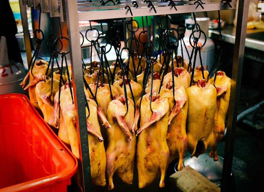 buitenstallen op Koło Market met verse gevogelte en draaiende braadspit