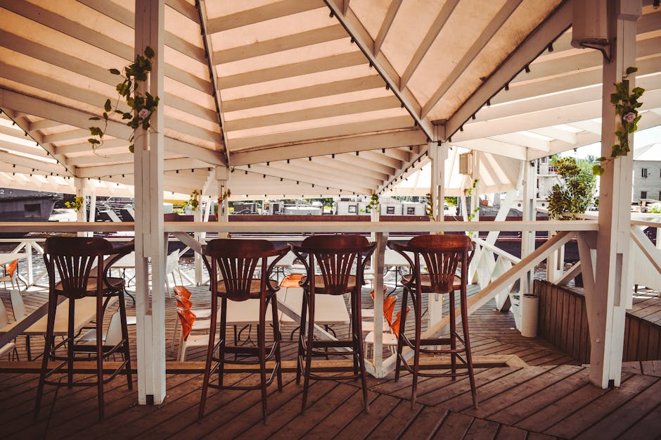 Riverfront bistro terrace on Tamka in Powiśle