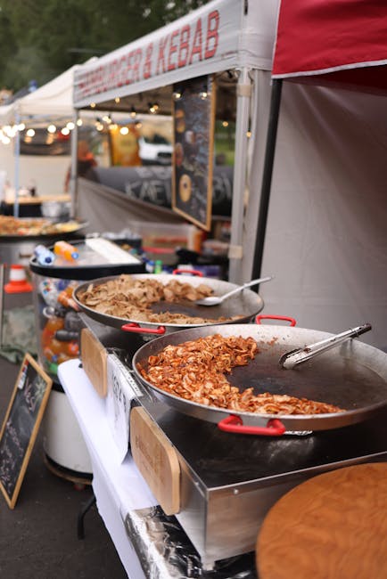 verscheidenheid aan Poolse streetfood-kramen op de markt
