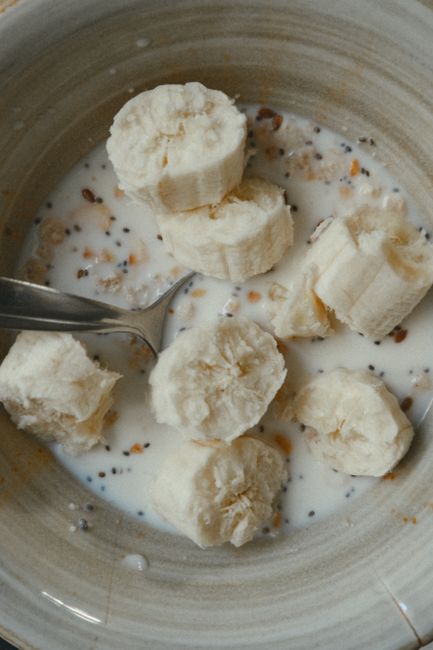Ciotola di porridge con banana e semi di chia in cucina