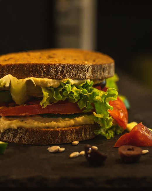 Panino di segale con hummus e insalata per picnic