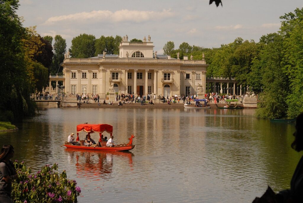 Sentiero pedonale nel Parco Łazienki con il palazzo e il lago