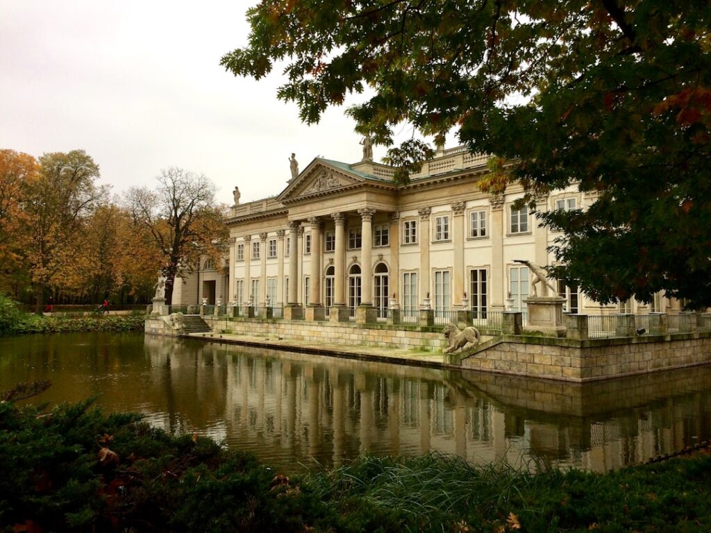 Pfauen im Łazienki Park nahe dem Palastgarten