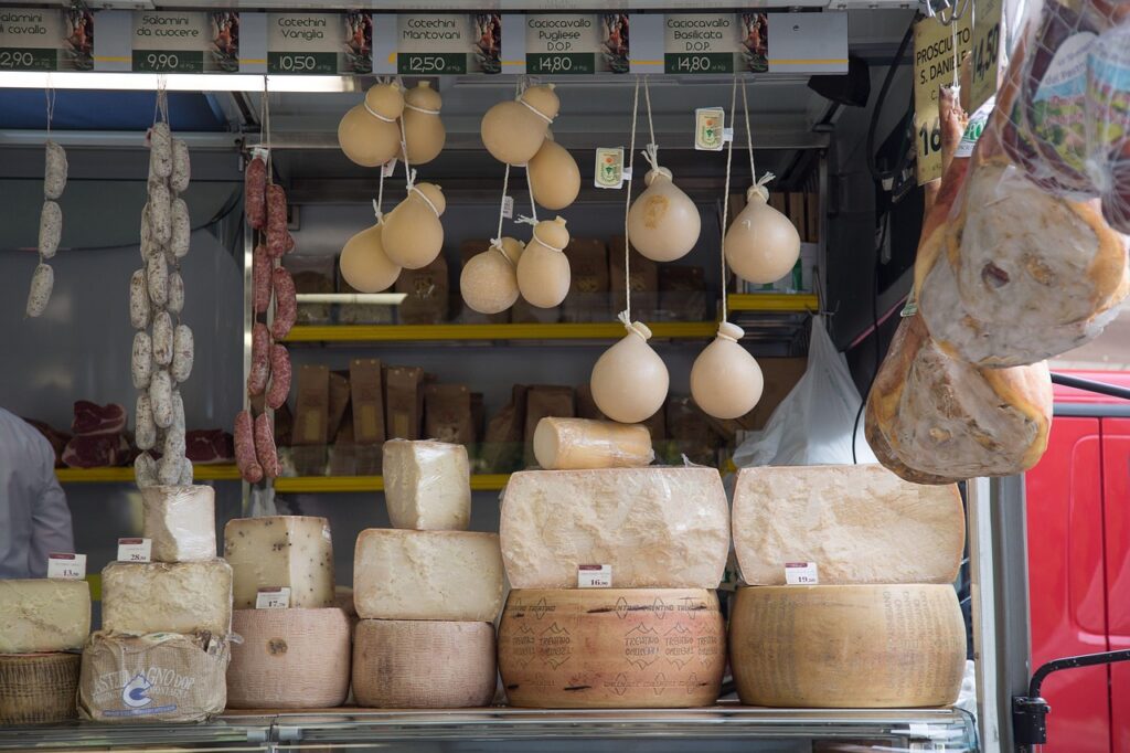 Marktstände in der Hala Mirowska mit Käse, Wurst und Obst