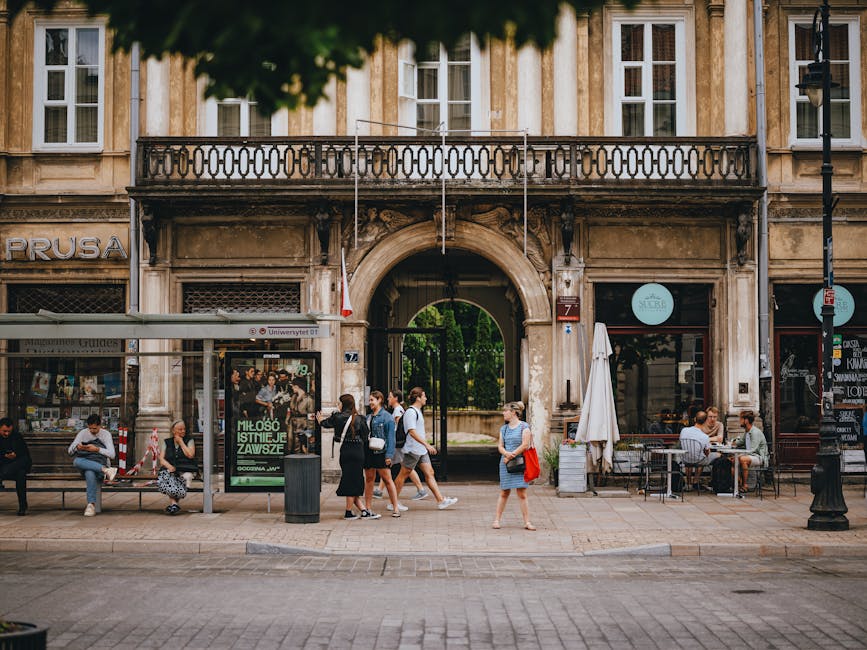 Nowy Świat Straßenszene mit belebten Cafés und Fußgängern