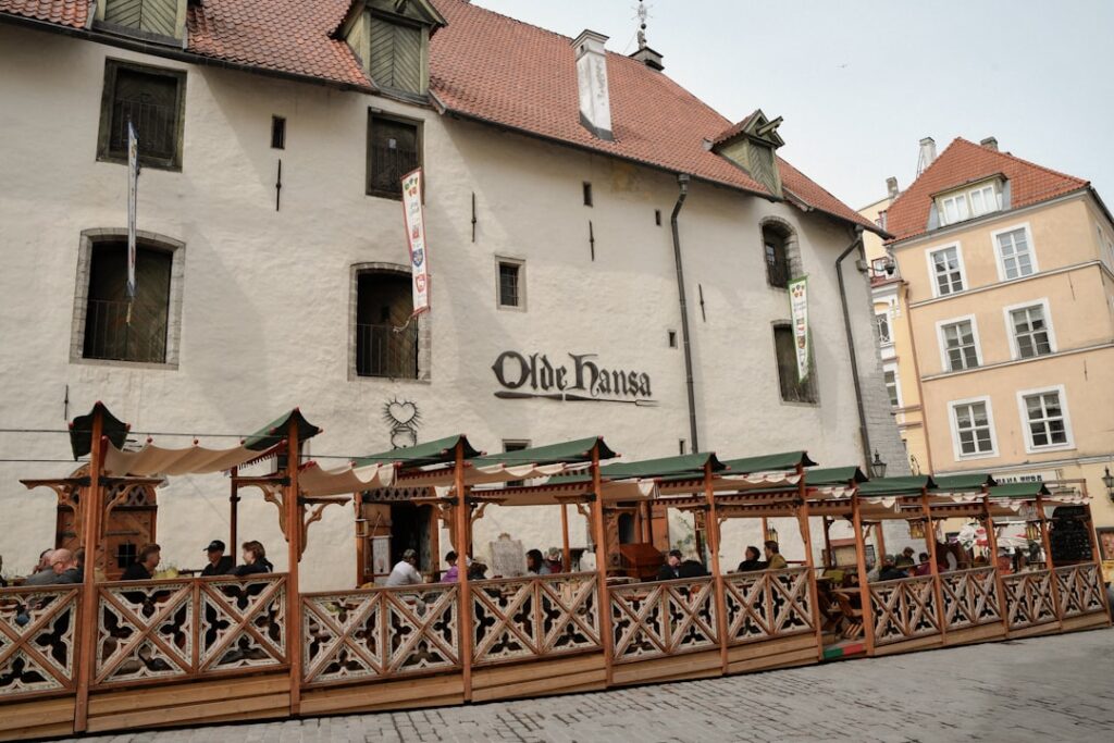 Gemütliches Restaurant in der Altstadt mit Holztischen
