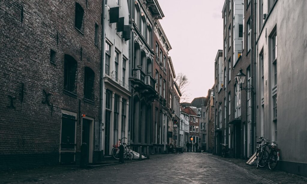 Altstadt bei Sonnenaufgang, Kopfsteinpflaster und Fotograf