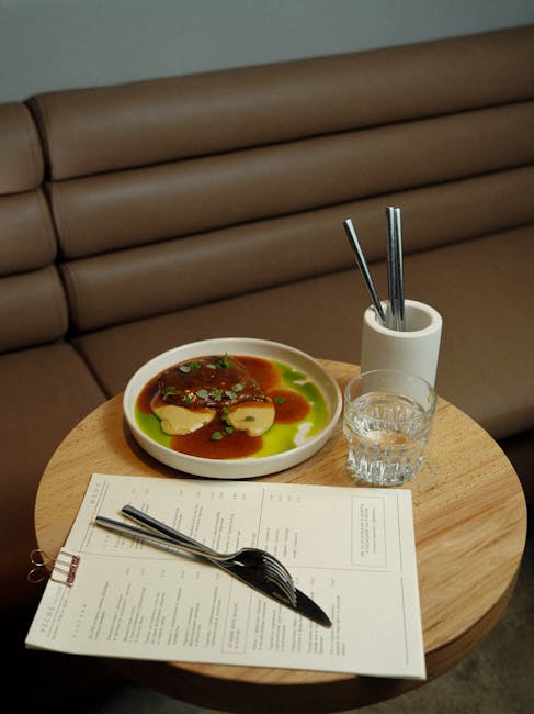 polskie menu z oznaczeniem wegańskim na stoliku w bistro