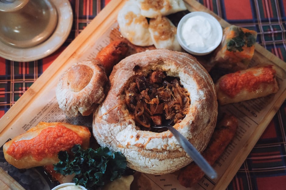 Tisch mit deftigem traditionellen polnischen Essen